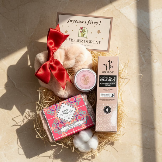 Coffret bien-être du soir Le Figuier d’Orient avec crème de nuit réparatrice à la figue de Barbarie, savon naturel argile rose et lavandin, baume à lèvres nourrissant et chouchou doux, présenté dans une ambiance cocooning et élégante.
