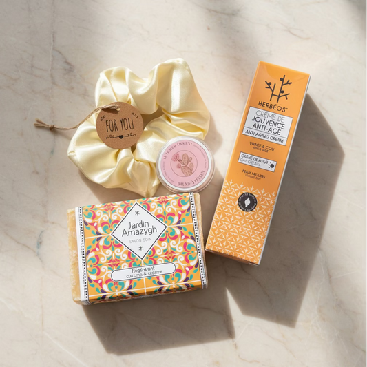 Coffret anti-âge naturel Le Figuier d’Orient avec crème de jouvence jour à la figue de Barbarie, savon régénérant au curcuma et sésame, baume à lèvres nourrissant et chouchou en satin, présenté dans un coffret cadeau élégant.