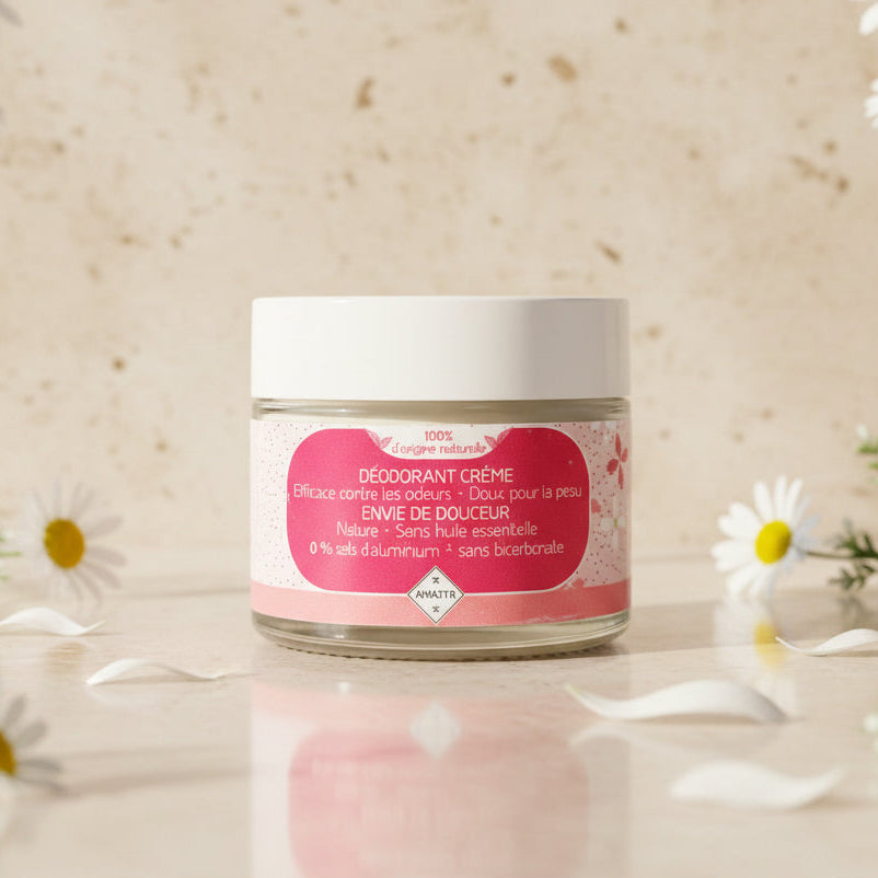 Déodorant naturel crème Envie de Douceur en pot en verre avec couvercle blanc, formule sans huile essentielle, sans bicarbonate et sans sels d’aluminium, idéal pour peaux sensibles, Le Figuier d’Orient.