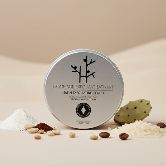 Gommage visage purifiant et éclat Le Figuier d’Orient, présenté sur fond clair et épuré. Soin naturel à l’argile blanche, café, riz et figue de Barbarie, conçu pour lisser le grain de peau, purifier et illuminer le teint.