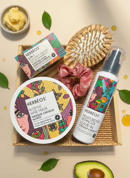 Coffret Boucles Sublimes Le Figuier d’Orient – coffret cadeau ouvert, élégant et naturel, avec soins hydratants pour cheveux bouclés : shampoing solide, masque nourrissant, soin sans rinçage, brosse en bois et chouchou en satin, dans un fond beige doré raffiné.