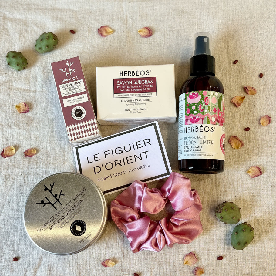 Coffret Découverte du Figuier d’Orient – soins naturels à l’huile de pépins de figue de Barbarie et à l’eau florale de rose de Damas. Comprend un gommage exfoliant, un savon surgras, une mousse hydratante, une eau florale et un soin capillaire Herbéos. Rituel de beauté oriental pour une peau douce, éclatante et nourrie.