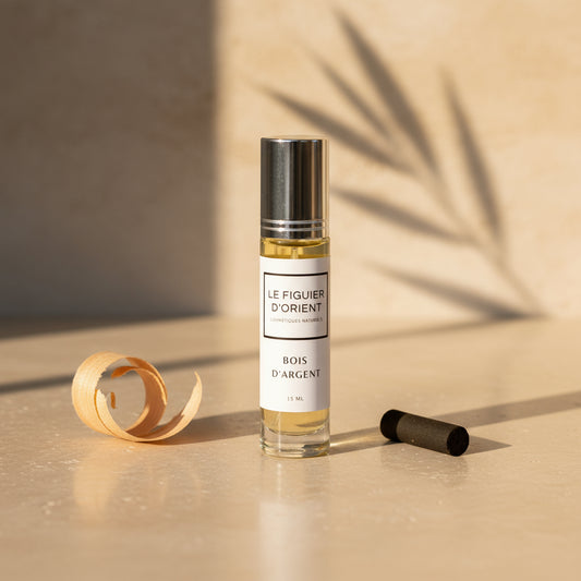 Flacon du parfum Bois d’Argent de la marque Le Figuier d’Orient, parfum naturel à l’iris, à l’encens et au bois précieux. Fragrance élégante, apaisante et intemporelle.