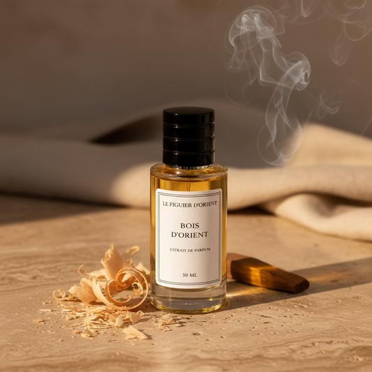 Extrait de parfum Bois d’Orient 50 ml, parfum de niche suisse boisé oriental, haute concentration, présenté sur pierre naturelle avec bois noble et encens – Le Figuier d’Orient.