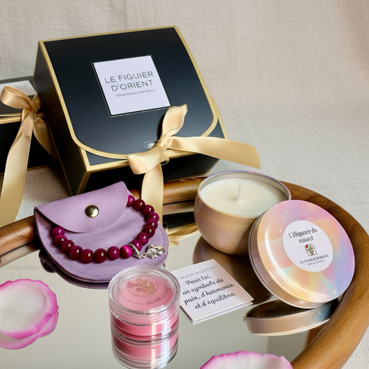 Coffret cadeau bien-être naturel Le Figuier d’Orient comprenant une bougie parfumée élégante, un bracelet symbolique et un baume à lèvres nourrissant, présentés dans un coffret raffiné prêt à offrir. Idéal comme cadeau de Noël ou attention bien-être de dernière minute, aux textures sensorielles et à l’univers élégant et naturel.
