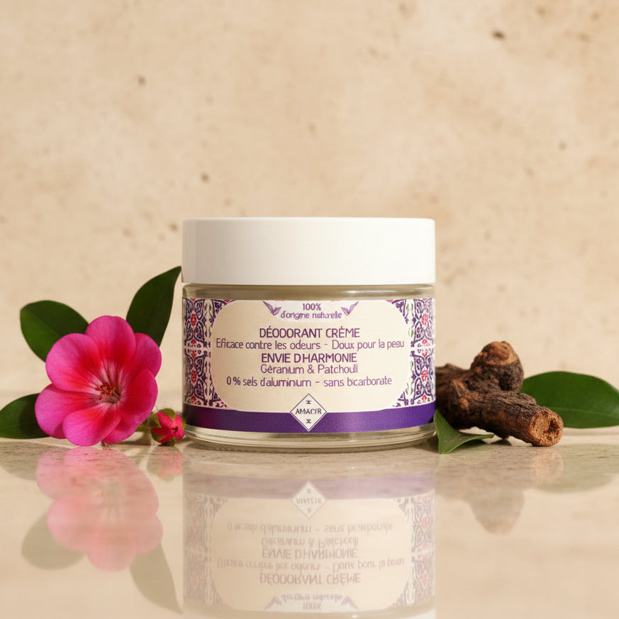 Déodorant naturel crème Envie d’Harmonie au géranium et patchouli en pot en verre avec couvercle blanc, formule sans sels d’aluminium et sans bicarbonate, parfum floral boisé naturel, Le Figuier d’Orient.