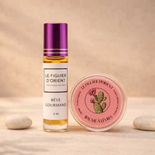 Duo Le Figuier d’Orient : musc parfum concentré Rêve Gourmand 8 ml et baume à lèvres naturel hydratant présentés sur fond beige sable