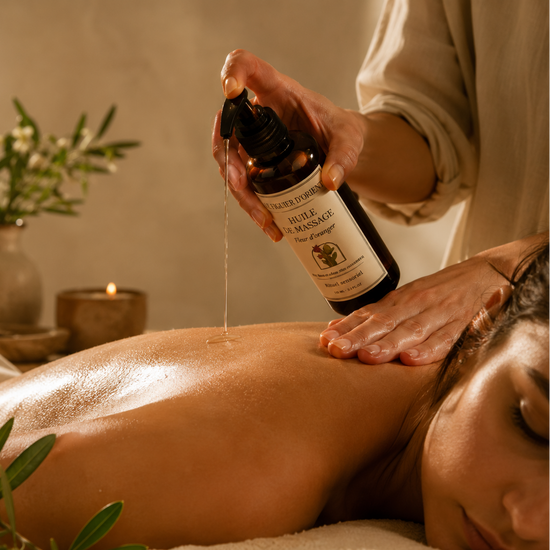 Huile de massage naturelle Le Figuier d'Orient utilisée lors d'un massage relaxant, avec l'huile délicatement versée sur la peau pour nourrir, assouplir et sublimer le corps dans un rituel de bien-être inspiré des traditions orientales.