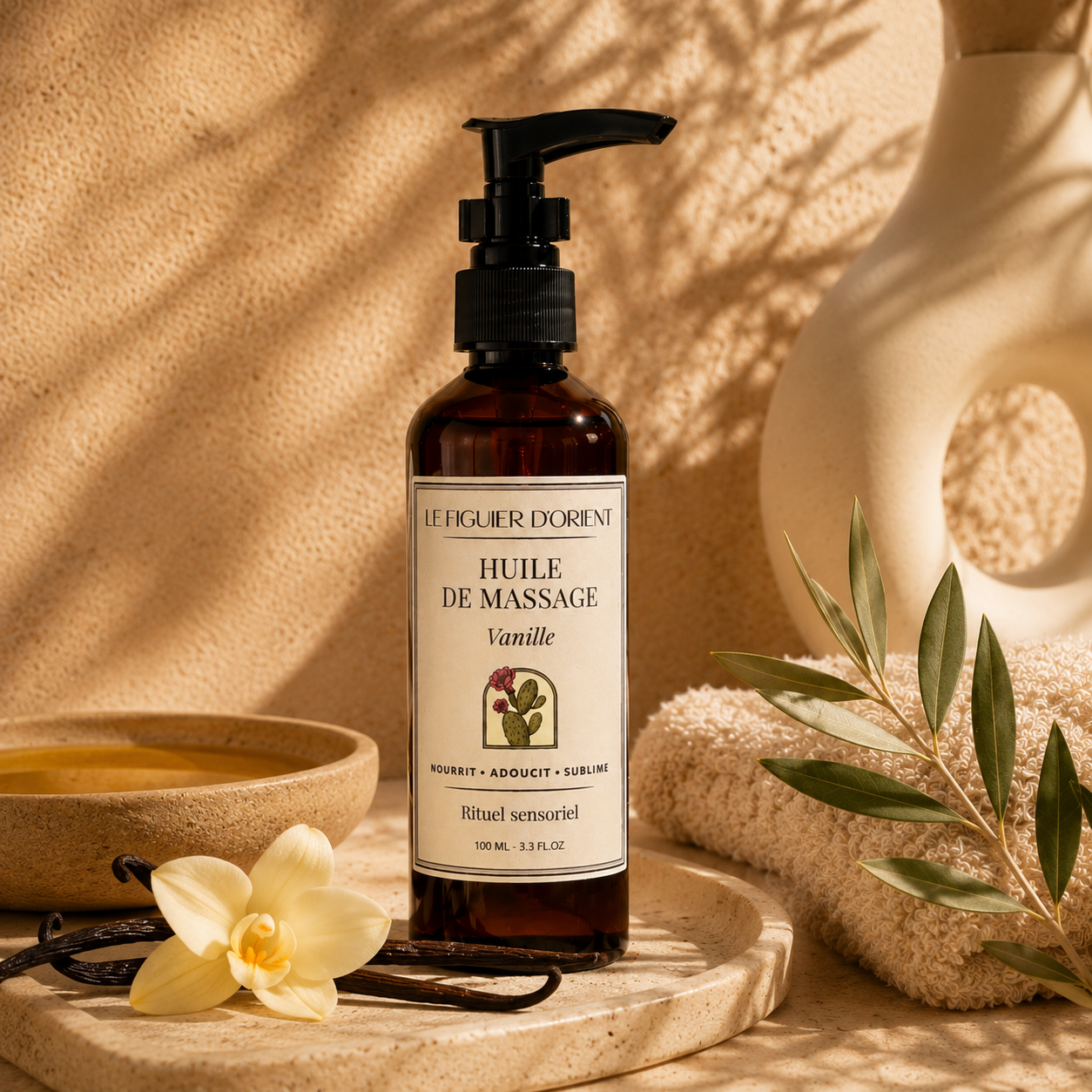 Huile de massage naturelle à la Vanille Le Figuier d'Orient présentée dans un univers spa raffiné avec gousses et fleur de vanille, idéale pour nourrir, adoucir et sublimer la peau lors d'un rituel de massage sensoriel.
