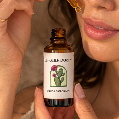 Application d’huile de pépins de figue de barbarie pure et biologique Le Figuier d’Orient sur le visage pour un soin naturel anti-âge et hydratant.