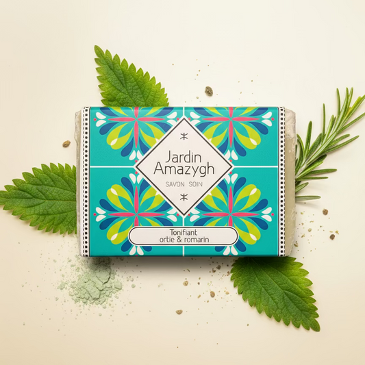 Savon tonifiant naturel à l’ortie et au romarin Le Figuier d’Orient, posé debout sur fond clair. Nettoie, purifie et rafraîchit la peau du visage et du corps.