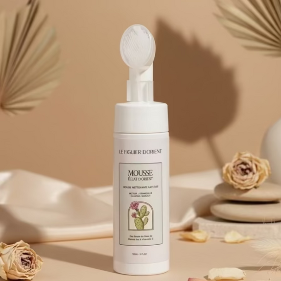 Mousse nettoyante anti-âge éclat avec brosse intégrée, purifiante démaquillante à é'acide hyaluronique et vitamine C, eau de rose de damas rituel du figuier d'orient