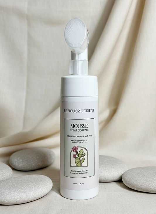 Mousse nettoyante et démaquillante Éclat d’Orient avec brosse intégrée — soin naturel anti-âge pour une peau purifiée et lumineuse.