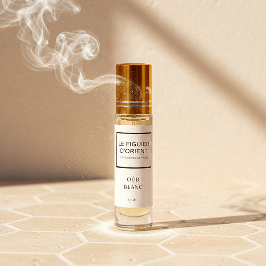 Flacon du parfum Oud Blanc de la marque Le Figuier d’Orient, posé dans un décor lumineux et épuré. L’ambiance évoque la pureté, la sérénité et la noblesse du bois d’oud blanc, symbole d’équilibre et de paix intérieure.