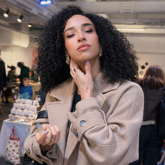 Femme savourant le parfum musc gourmand Le Figuier d’Orient, une fragrance naturelle et envoûtante offrant une expérience sensorielle intense et raffinée