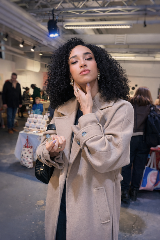 Femme savourant le parfum musc gourmand Le Figuier d’Orient, une fragrance naturelle et envoûtante offrant une expérience sensorielle intense et raffinée