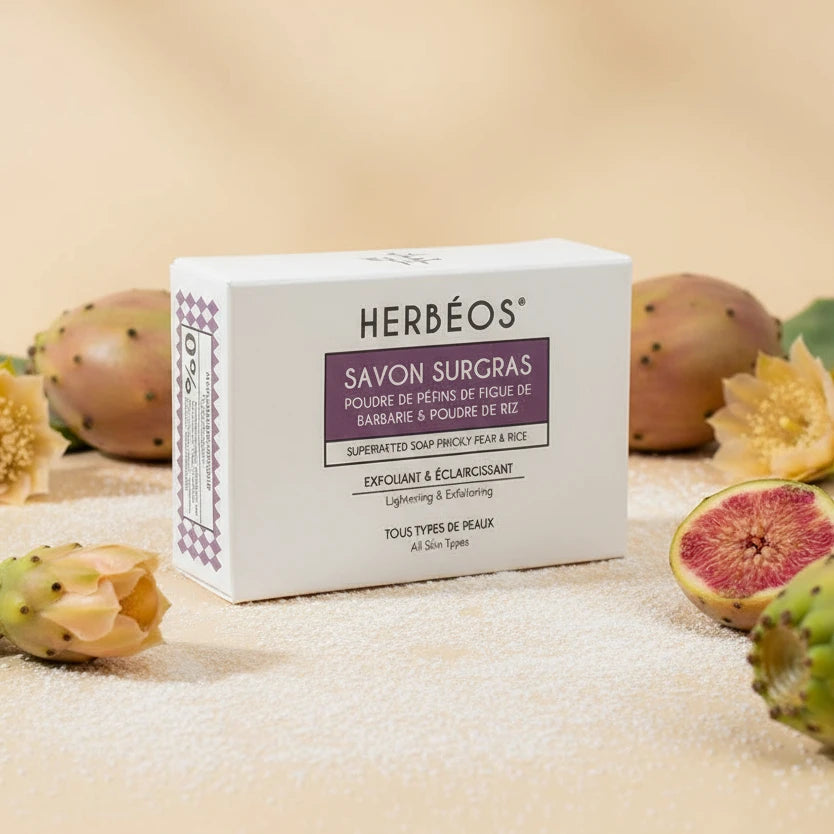 Savon naturel artisanal Le Figuier d’Orient, enrichi en huile de pépins de figue de Barbarie et poudre de riz. Nettoie, illumine et régénère la peau tout en douceur.