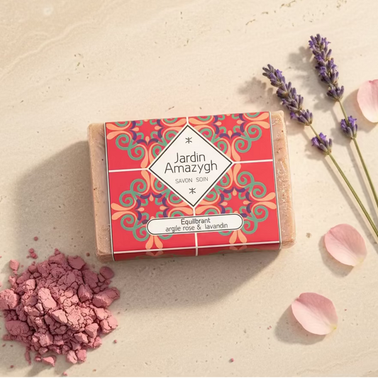 Photographie produit haut de gamme en format carré (1:1), ultra réaliste, lumière naturelle douce et chaleureuse.
Le savon “Équilibrant – Argile Rose & Lavandin” Jardin Amazygh doit être parfaitement centré, bien net, étiquette totalement lisible, couleurs fidèles à l’original.
Fond minéral beige sable clair, texture pierre naturelle très subtile et élégante.
Décoration minimaliste et harmonieuse :
– Une petite touche d’argile rose en poudre, déposée de manière délicate et maîtrisée (pas éparpillée)
– Deux