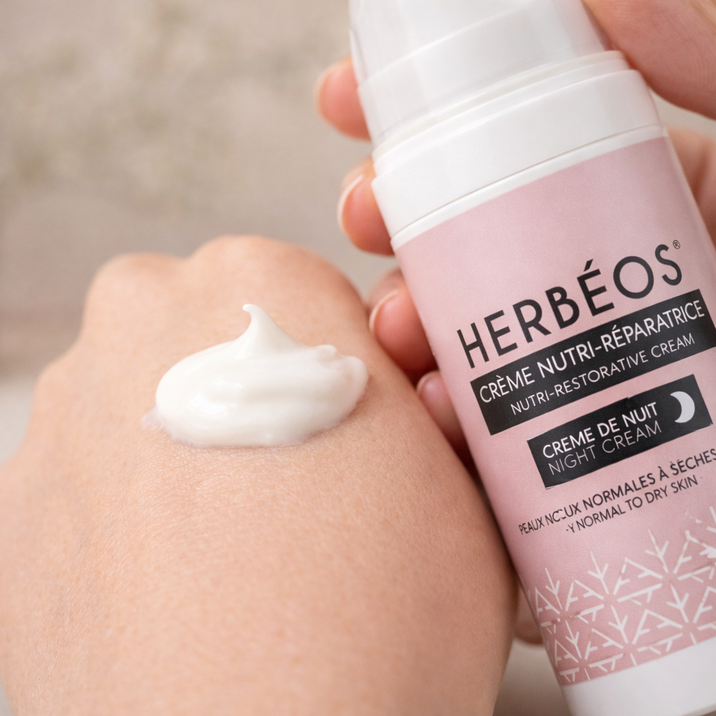 Texture de la crème nutri réparatrice HERBÉOS crème de nuit visage et cou avec application sur la peau montrant la texture riche et onctueuse