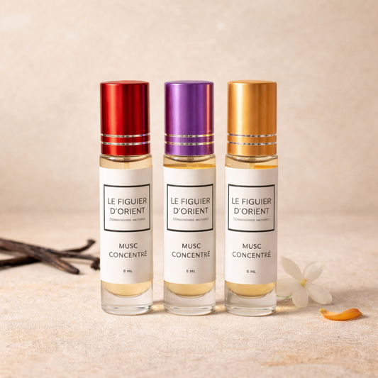Trio découverte de muscs concentrés Le Figuier d’Orient – trois parfums de niche suisses 8ml aux bouchons rouge, violet et doré, signature olfactive intense et sensorielle.