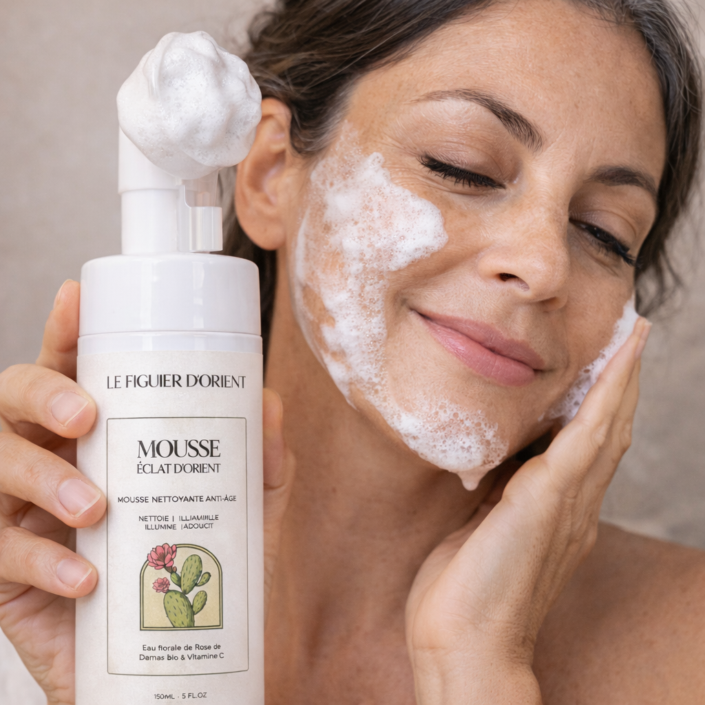 Application de la mousse nettoyante visage anti-âge Le Figuier d’Orient à la figue de barbarie sur le visage d’une femme lors d’un rituel de soin naturel