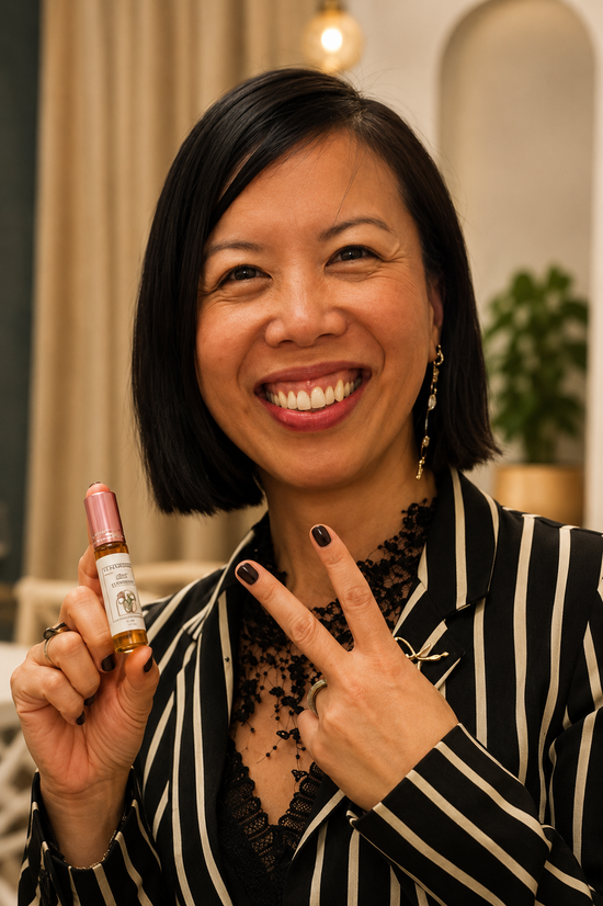 Cliente souriante présentant le musc parfumé Rêve Gourmand du Figuier d'Orient après l'avoir découvert, témoignage authentique d'une cliente satisfaite en Suisse.
