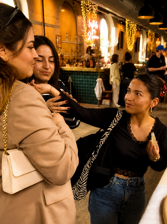 Clientes testant et recommandant des parfums naturels Le Figuier d’Orient entre elles, expérience sensorielle et preuve sociale authentique