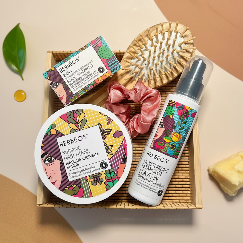 Coffret Boucles Sublimes Le Figuier d’Orient – routine capillaire naturelle complète pour cheveux bouclés, avec shampoing solide, masque nourrissant, soin sans rinçage, brosse en bois et chouchou en satin, dans un coffret élégant et chaleureux.