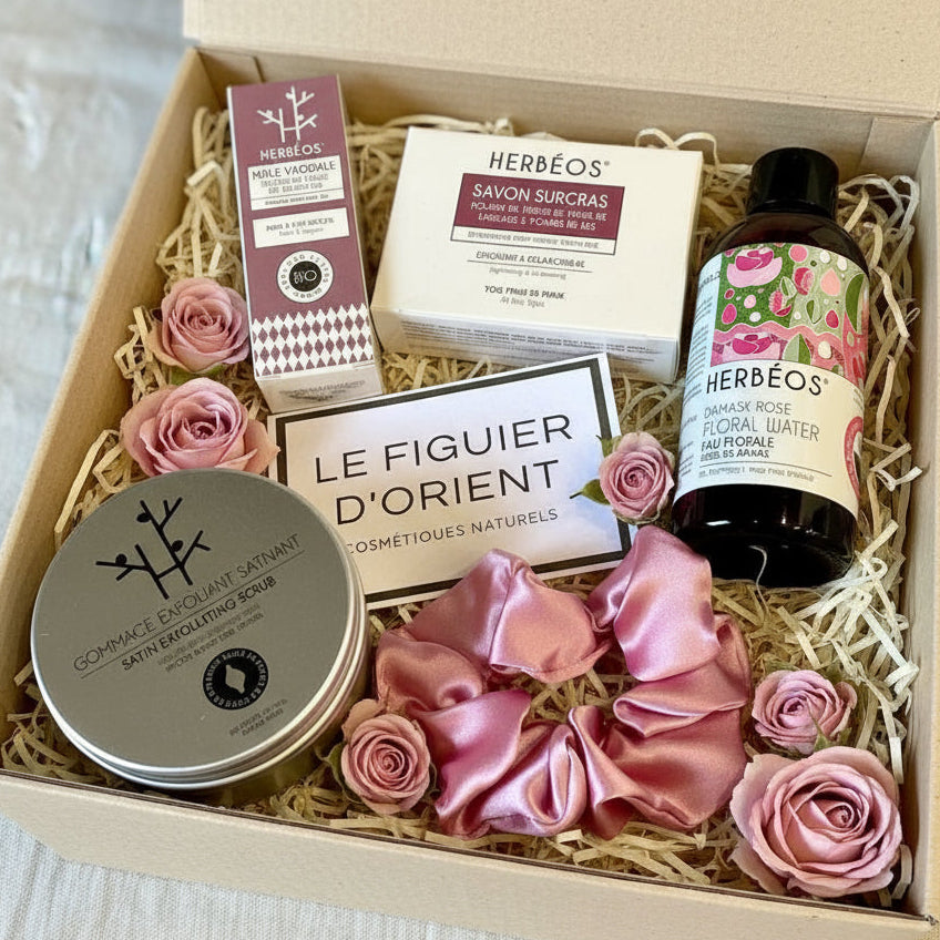 Coffret Découverte du Figuier d’Orient – soins naturels à l’huile de pépins de figue de Barbarie et à l’eau florale de rose de Damas. Comprend un gommage exfoliant, un savon surgras, une mousse hydratante, une eau florale et un soin capillaire Herbéos. Rituel de beauté oriental pour une peau douce, éclatante et nourrie.