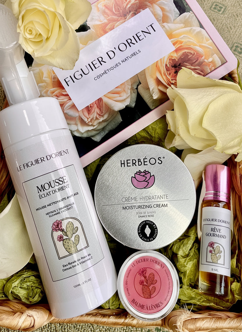 Coffret soin visage Éclat d’Orient du Figuier d’Orient – routine beauté naturelle à base d’eau florale de rose de Damas et d’huile de figue de Barbarie. Comprend une mousse nettoyante, une crème hydratante Herbéos, un baume à lèvres et un parfum Rêve Gourmand. Soin complet anti-âge, hydratant et éclat du teint, inspiré des rituels orientaux.