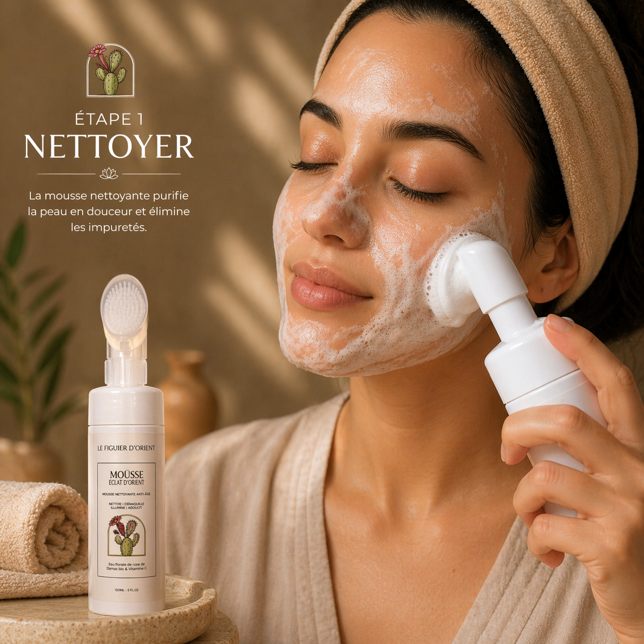 Femme utilisant la mousse nettoyante visage avec brosse intégrée Le Figuier d’Orient, étape 1 du rituel beauté naturel à l’huile de pépins de figue de barbarie, nettoyage doux et éclat du teint