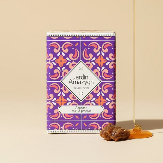 Savon naturel apaisant au miel et à la propolis Le Figuier d’Orient, posé debout sur fond clair. Nettoyant doux, hydratant et protecteur pour tous types de peau.