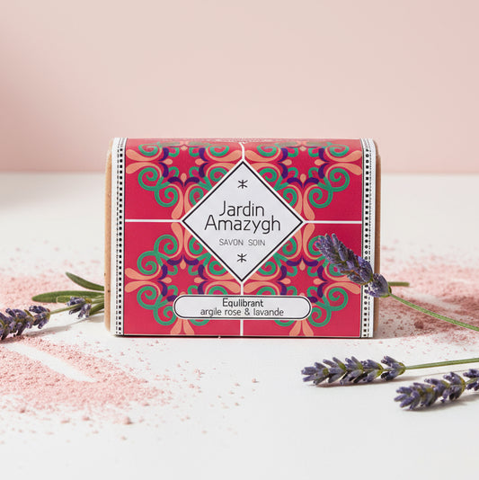 Savon naturel Jardin Amazigh à l’argile rose et à la lavande. Un savon équilibrant, apaisant et purifiant, idéal pour les peaux sensibles. Fabriqué artisanalement et inspiré des rituels de beauté orientaux.