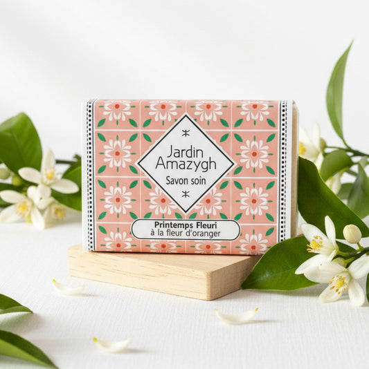 Savon naturel à la fleur d’oranger du Figuier d’Orient – savon doux et hydratant pour peaux sensibles. Fabriqué artisanalement avec huiles végétales et beurre de cacao, il apaise, nourrit et illumine la peau tout en diffusant un parfum floral relaxant.