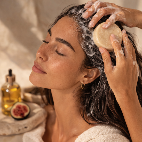 femme utilisant un shampoing solide naturel pour nettoyer le cuir chevelu