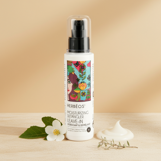 Soin hydratant et démêlant sans rinçage naturel Le Figuier d’Orient – crème fluide blanchâtre légère, présentée sur fond beige doré élégant avec décor naturel sobre et raffi