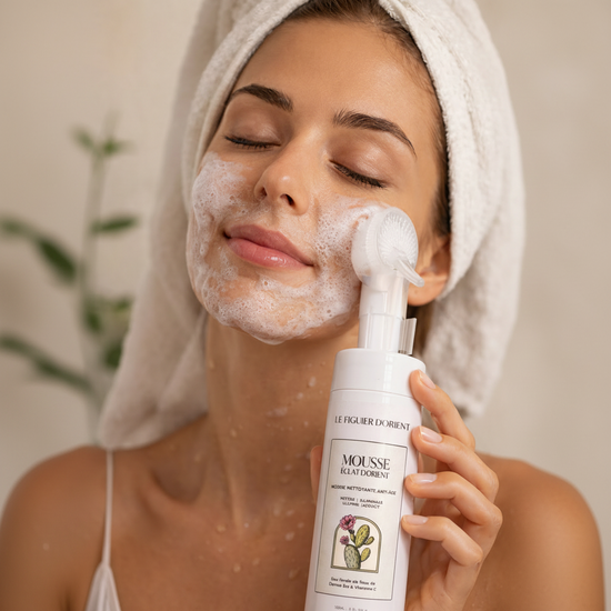 femme qui nettoie sa peau avec la mousse nettoyante démaquillante Le Figuier d'Orient soins naturels anti-âge d'inspiration orientale et méditerranéenne à la figue de barbarie 